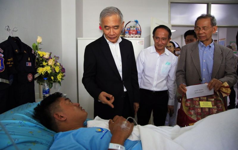  “สุวัจน์-เทวัญ”รุดเยี่ยม มอบเงินช่วยเหยื่อกราดยิงโคราช