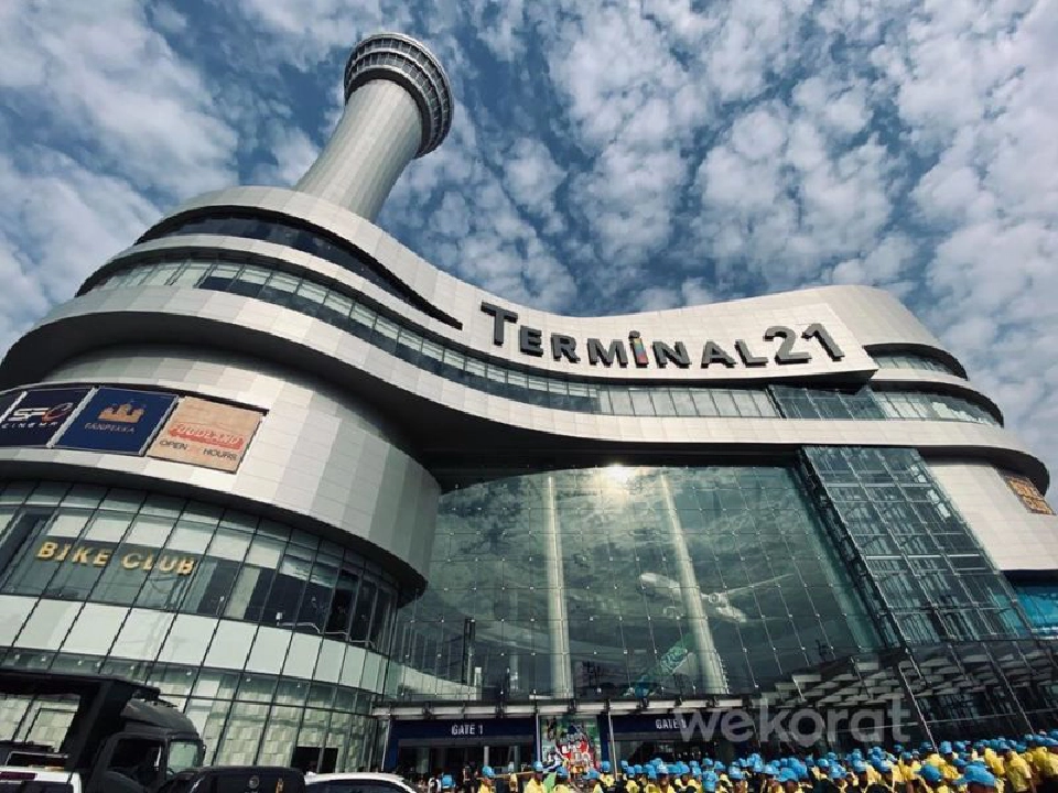 ชาวโคราชนำช่อดอกไม้-เขียนคำไว้อาลัยหน้าเทอร์มินอล 21