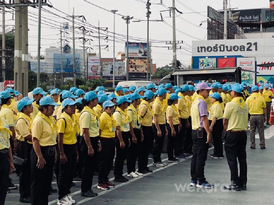 ชาวโคราชนำช่อดอกไม้-เขียนคำไว้อาลัยหน้าเทอร์มินอล 21