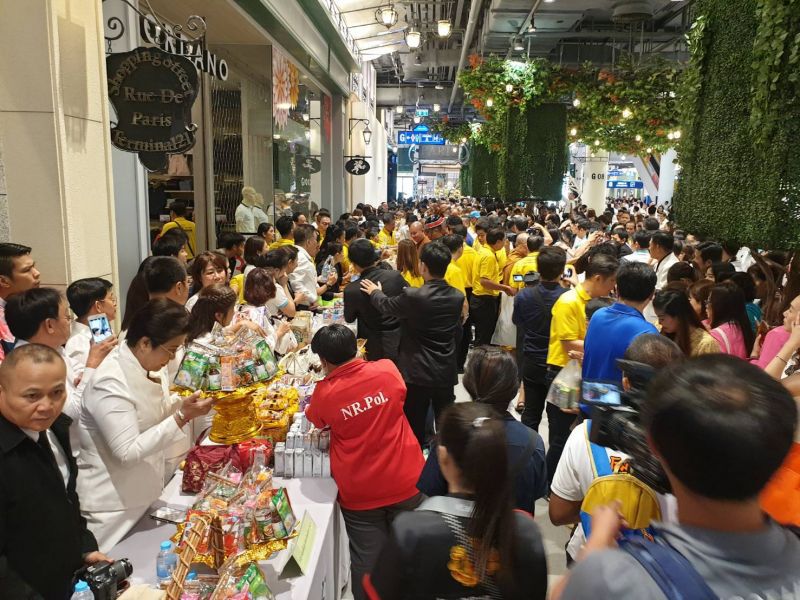 เทอร์มินอล 21 โคราชทำบุญตักบาตรเตรียมเปิดห้าง 