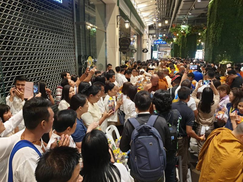 เทอร์มินอล 21 โคราชทำบุญตักบาตรเตรียมเปิดห้าง 