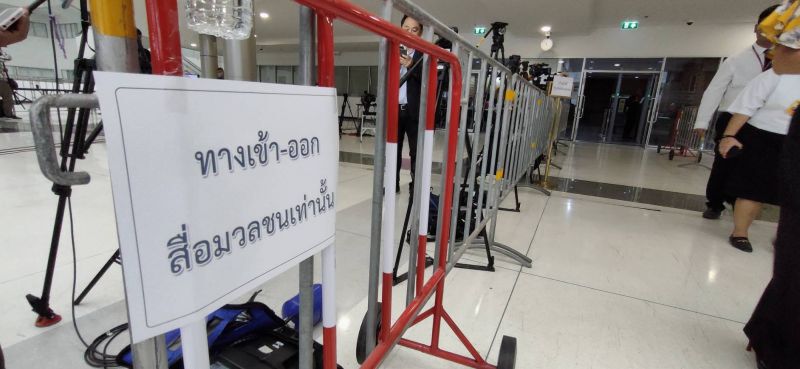 คุมเข้มหน้าศาลรธน. เตรียมถ่ายทอดสดบ่ายสาม