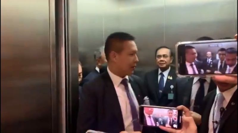 “บิ๊กตู่” อารมณ์ดีเข้าสภา ระบุพอใจภาพรวมซักฟอกวันแรก 