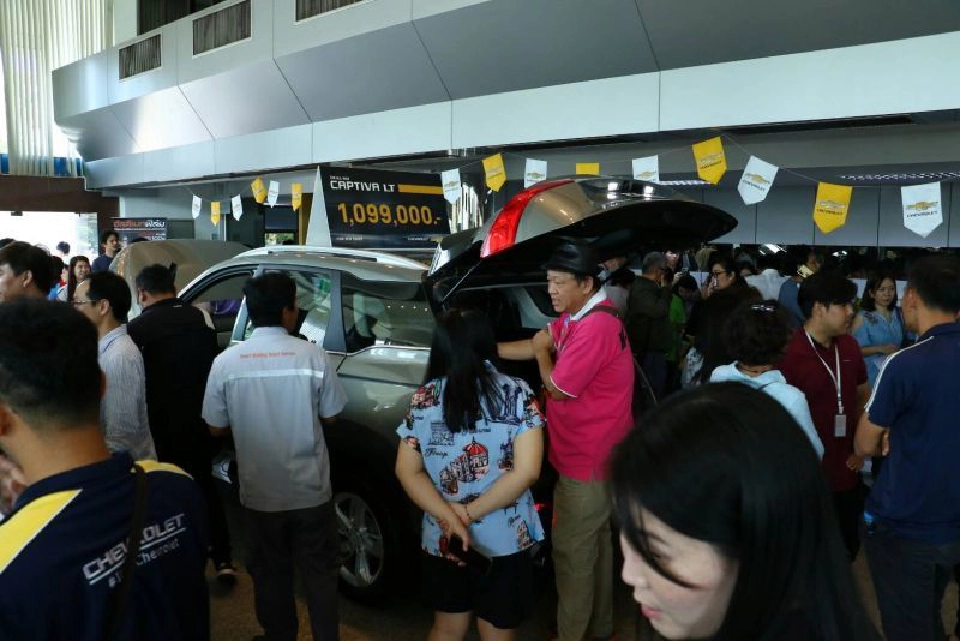 บรรยากาศในโชว์รูมเชฟโรเลตที่ลูกค้าใหม่ ตั้งใจไปจอง แคปติวา ที่ลดราคา 5  แสนบาท