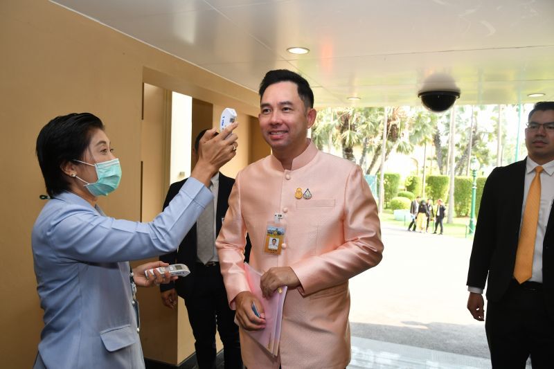 “ครม.”ก็ไม่เว้น ต้องวัดไข้ ใครป่วยห้ามเข้าประชุม(ภาพชุด) 