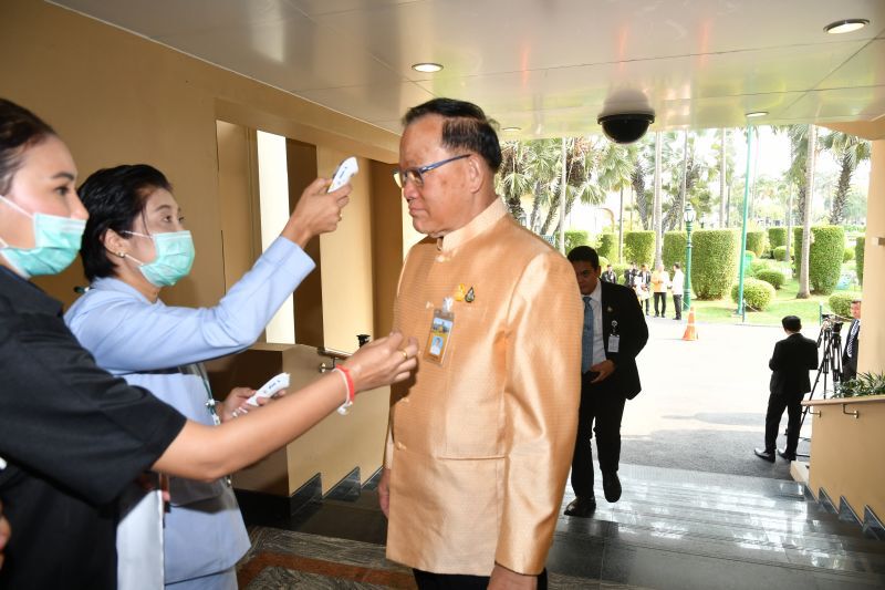 “ครม.”ก็ไม่เว้น ต้องวัดไข้ ใครป่วยห้ามเข้าประชุม(ภาพชุด) 