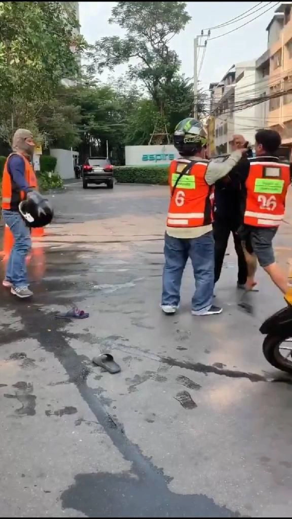 บุกโวยเขตคลองเตยยึดเสื้อวินคนกระทืบแกร็บ