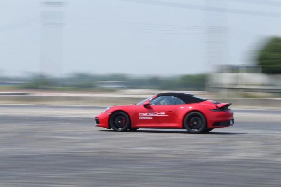 กระหน่ำปอร์เช่ 992 ค่าตัว 17 ล้าน