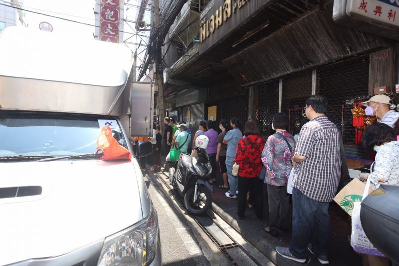 แห่ต่อคิวซื้อหน้ากากอนามัย(ภาพชุด+คลิป)