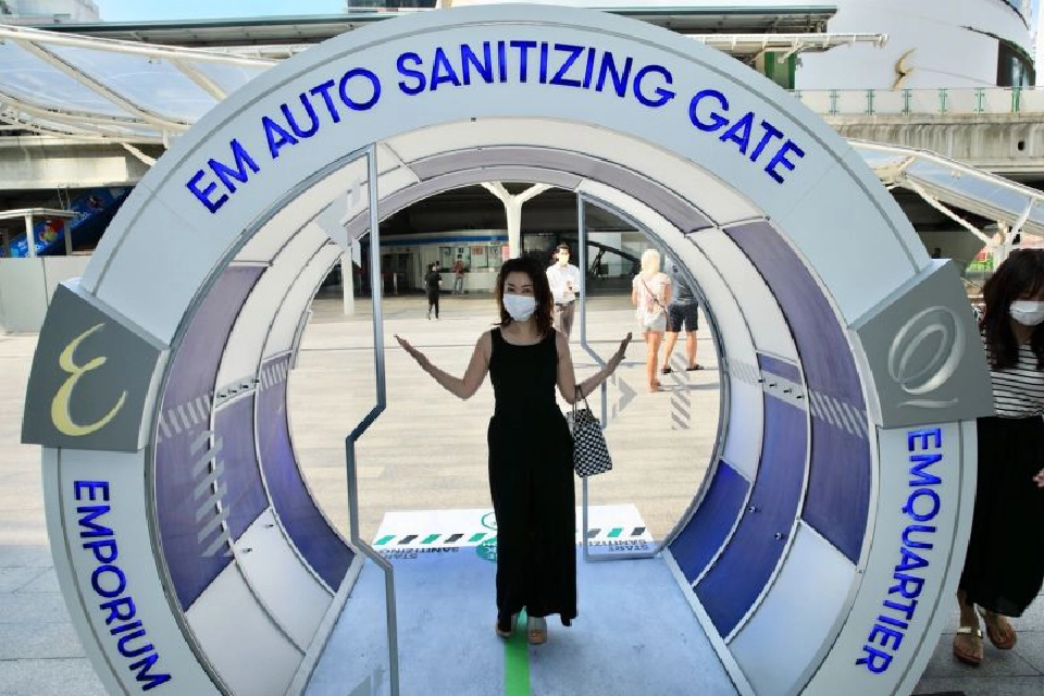 เปิดอุโมงค์ฆ่าเชื้อวันแรกหน้าห้าง EmQuartier
