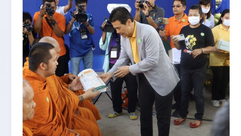 “เทวัญ”ลุยโคราช มอบแนวป้องกันไวรัส แจกหน้ากาก 3 หมื่นชิ้น