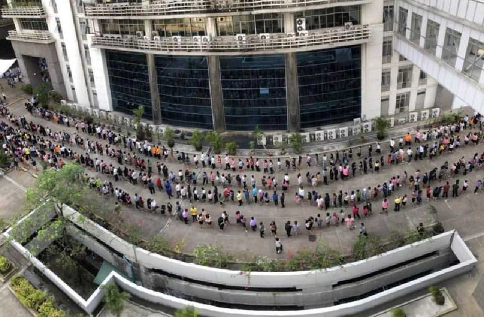 ประชาชนเข้าแถวรอซื้อหน้ากากอนามัยกับกรมการค้าภายในกระทรวงพาณิชย์