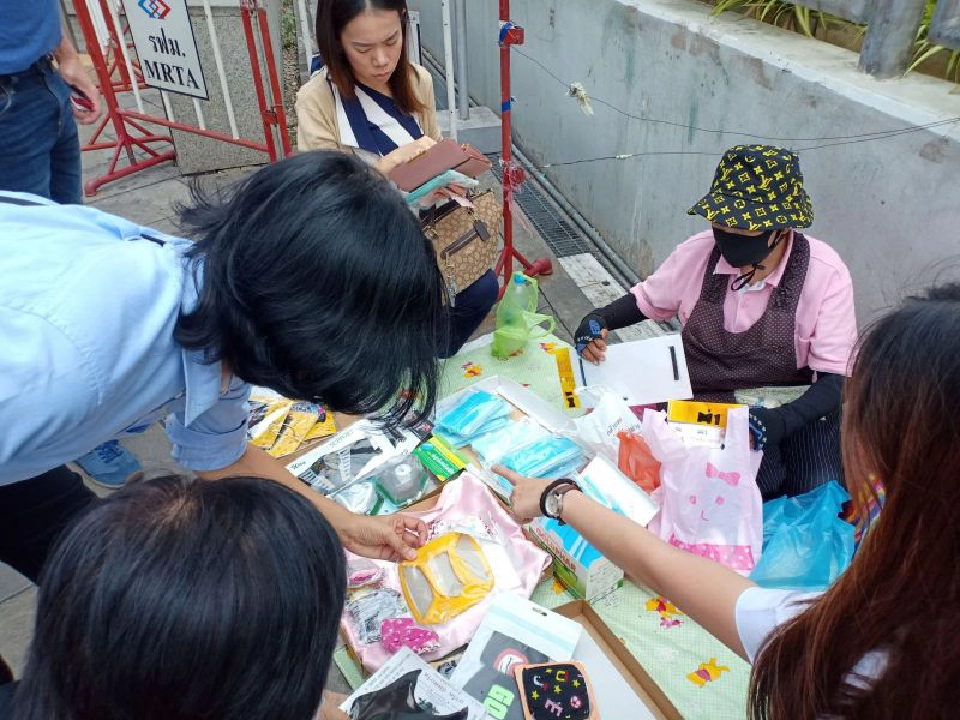 ริมถนนสาธรมีแม่ค้านำผ้าปิดปากนานาชนิดมาขายแต่ราคาหน้ากากอนามัย 5 อัน 100 บาท