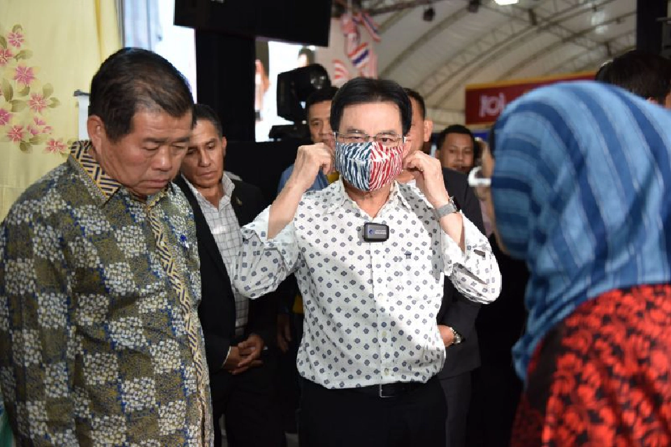 รัฐมนตรีว่าการกระทรวงพาณิชย์กับรัฐมนตรีช่วยว่าการกระทรวงมหาดไทยแนะนำให้ใช้หน้ากากจากสินค้าชุมชน