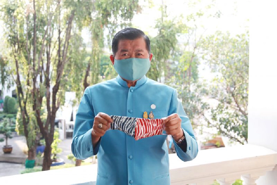 นิพนธ์ โชว์หน้ากากต้นแบบ ให้ท้องถิ่นผลิต 50 ล้านชิ้น แจกจ่ายประชาชนทั้งประเทศ