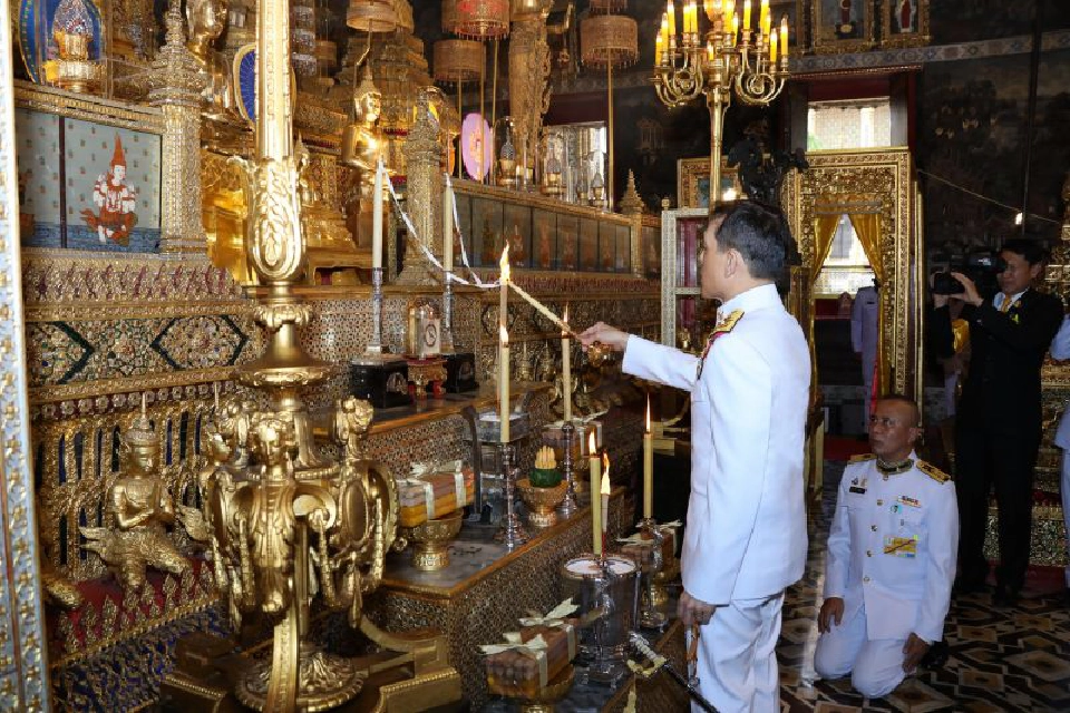 'ในหลวง-พระราชินี' ทรงเปลี่ยนเครื่องทรงฤดูร้อน 'พระแก้วมรกต'