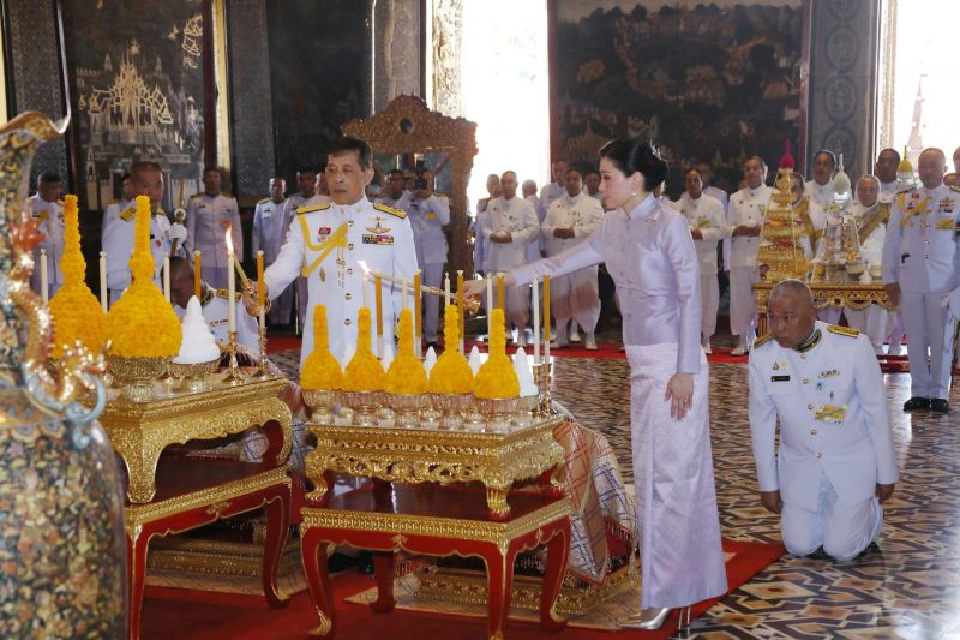 'ในหลวง-พระราชินี' ทรงเปลี่ยนเครื่องทรงฤดูร้อน 'พระแก้วมรกต'