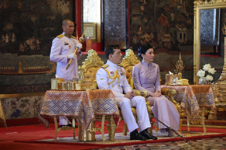 'ในหลวง-พระราชินี' ทรงเปลี่ยนเครื่องทรงฤดูร้อน 'พระแก้วมรกต'