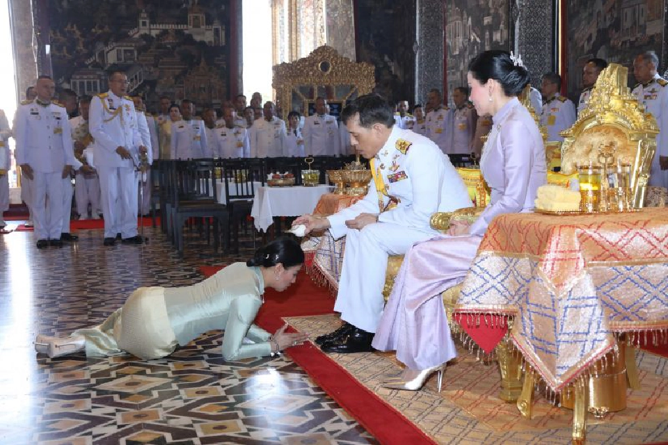 'ในหลวง-พระราชินี' ทรงเปลี่ยนเครื่องทรงฤดูร้อน 'พระแก้วมรกต'
