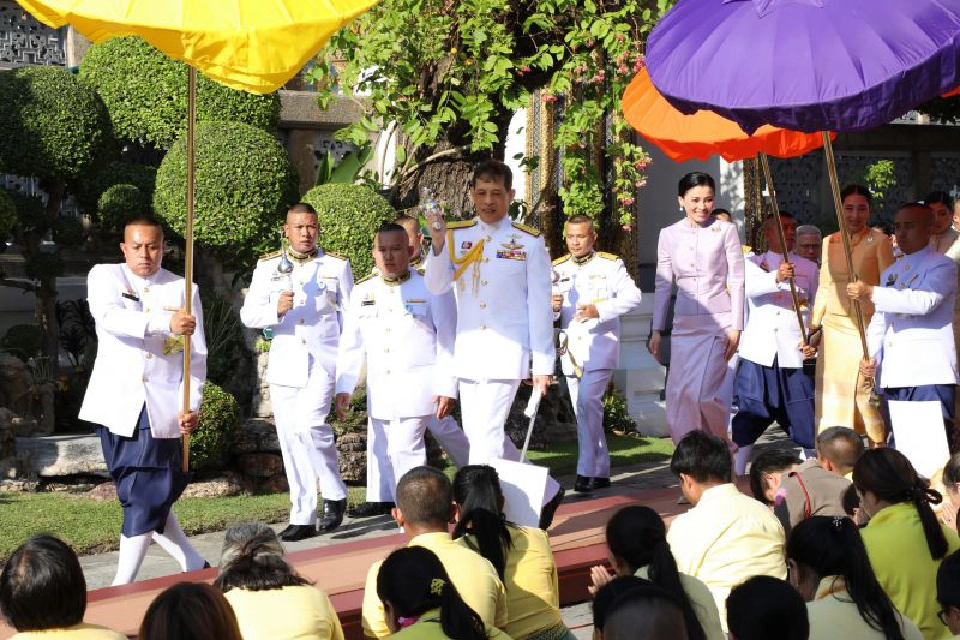 'ในหลวง-พระราชินี' ทรงเปลี่ยนเครื่องทรงฤดูร้อน 'พระแก้วมรกต'