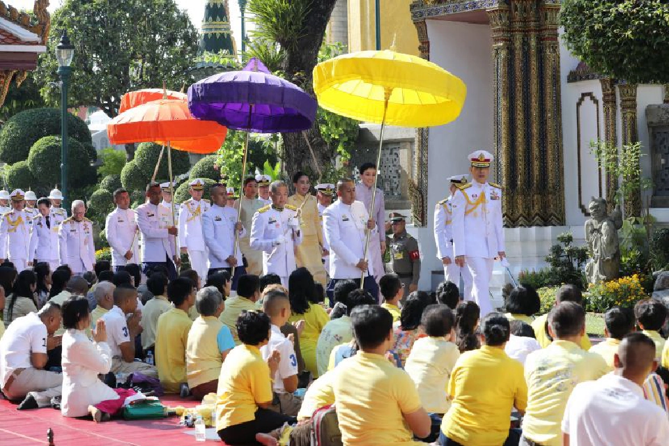'ในหลวง-พระราชินี' ทรงเปลี่ยนเครื่องทรงฤดูร้อน 'พระแก้วมรกต'