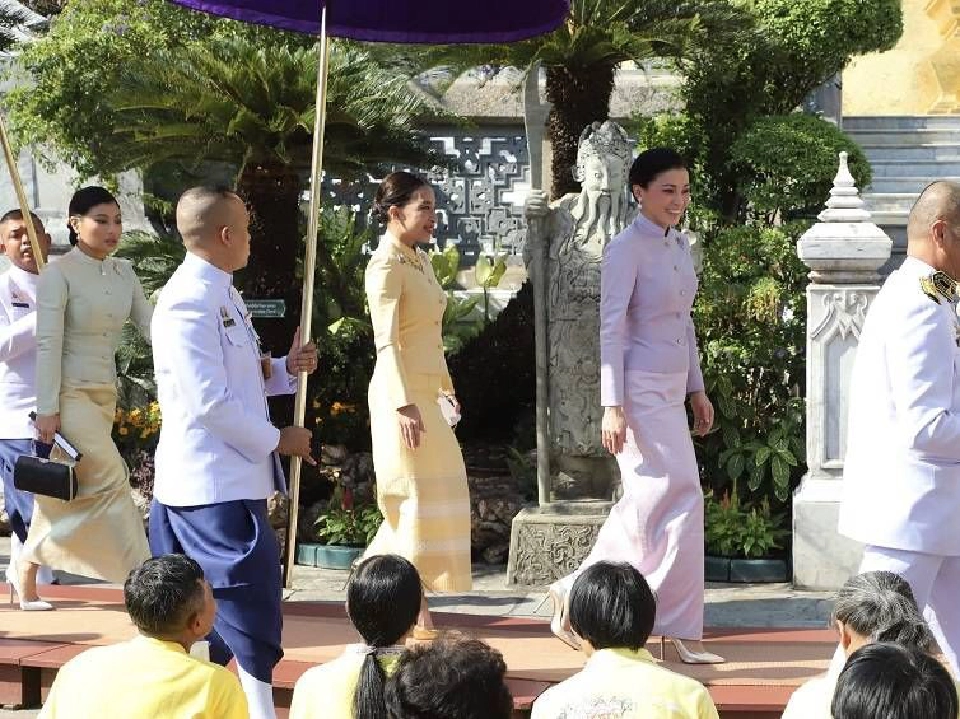'ในหลวง-พระราชินี' ทรงเปลี่ยนเครื่องทรงฤดูร้อน 'พระแก้วมรกต'