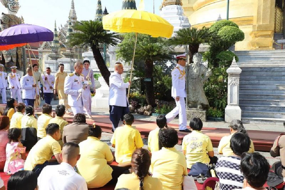 'ในหลวง-พระราชินี' ทรงเปลี่ยนเครื่องทรงฤดูร้อน 'พระแก้วมรกต'