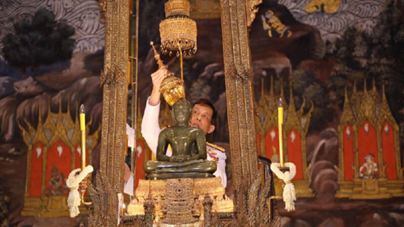 'ในหลวง-พระราชินี' ทรงเปลี่ยนเครื่องทรงฤดูร้อน 'พระแก้วมรกต' 'ในหลวง-พระราชินี' ทรงเปลี่ยนเครื่องทรงฤดูร้อน 'พระแก้วมรกต'