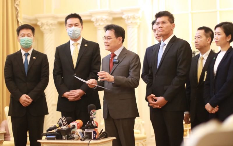 นายจุรินทร์ ลักษณวิศิษฏ์ รองนายกรัฐมนตรีและรัฐมนตรีว่าการกระทรวงพาณิชย์ นายสาธิต ปิตุเตชะ รัฐมนตรีช่วยว่าการกระทรวงสาธารณสุข นายบุณยฤทธิ์ กัลยาณมิตร ปลัดกระทรวงพาณิชย์ นายวิชัย โภชนกิจ อธิบดีกรมการค้าภายใน พบและหารือกับ อุปทูตจีนนายหยาง ซิน วั