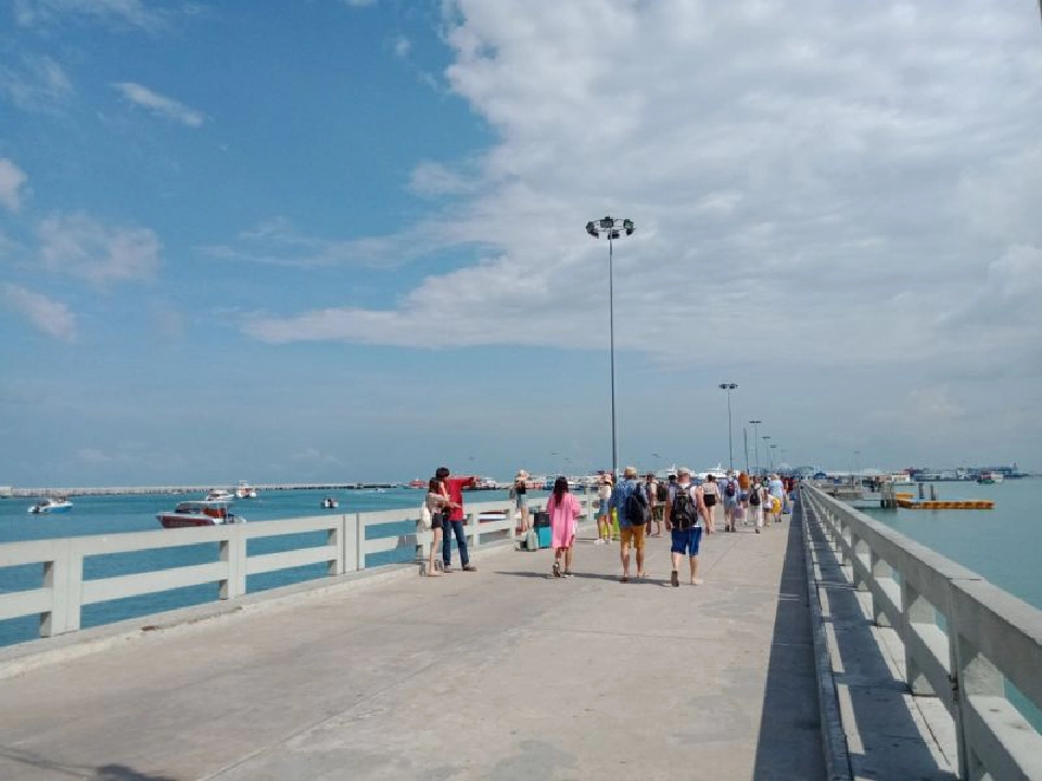 ‘เกาะล้าน’ เที่ยวปลอดภัย น้ำใส ทะเลสวย