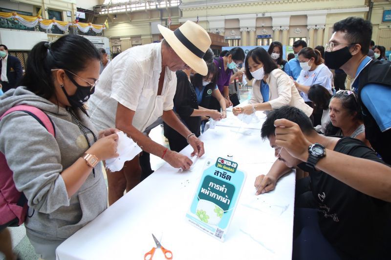 ภาพชุด  ลดความเสี่ยงโรคติดเชื้อไวรัสโคโรนา2019 (COVID-19)  หัวลำโพง และ บนรถไฟ