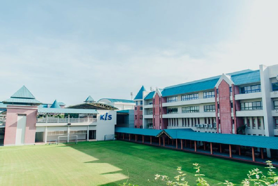 ร.ร.อินเตอร์ KIS ปิดหนีโควิด  เรียนผ่านออนไลน์ 