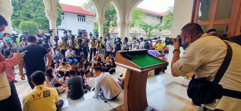 สื่อทำเนียบผวาไวรัส ยืนสัมภาษณ์ห่าง 2 เมตร