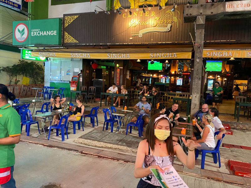 บรรยากาศยามค่ำคืน"ถนนข้าวสาร-เยาวราช"หลังโควิด-19ถาโถม