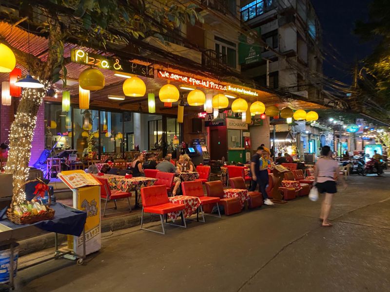 ถนนข้าวสาร พบว่าแต่ละร้านมีมาตรการดูแลป้องกันการแพร่ระบาดของเชื้อไวรัสโควิด-19 แต่ในค่ำคืนนี้ บรรยากาศไม่คึกคัก ส่วนใหญ่จะเป็นนักท่องเที่ยวชาวต่างชาติ มาเดินอยู่บ้างแต่ก็ค่อนข้างบางตา
