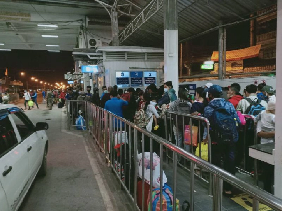 แรงงานเมียนมาทะลักกลับบ้านแน่นด่านแม่สอด
