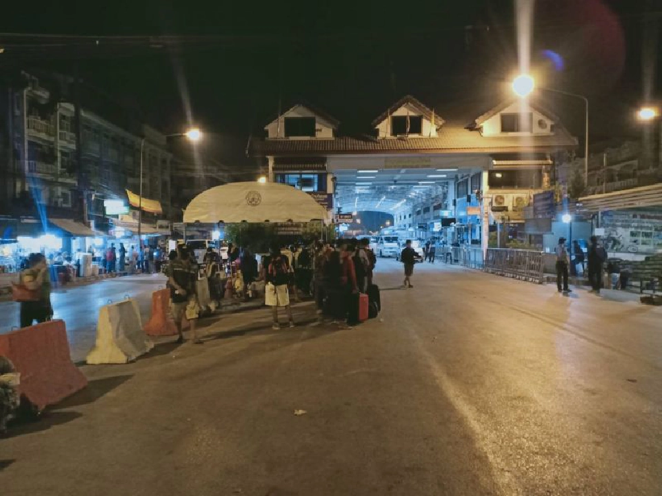 แรงงานเมียนมาทะลักกลับบ้านแน่นด่านแม่สอด