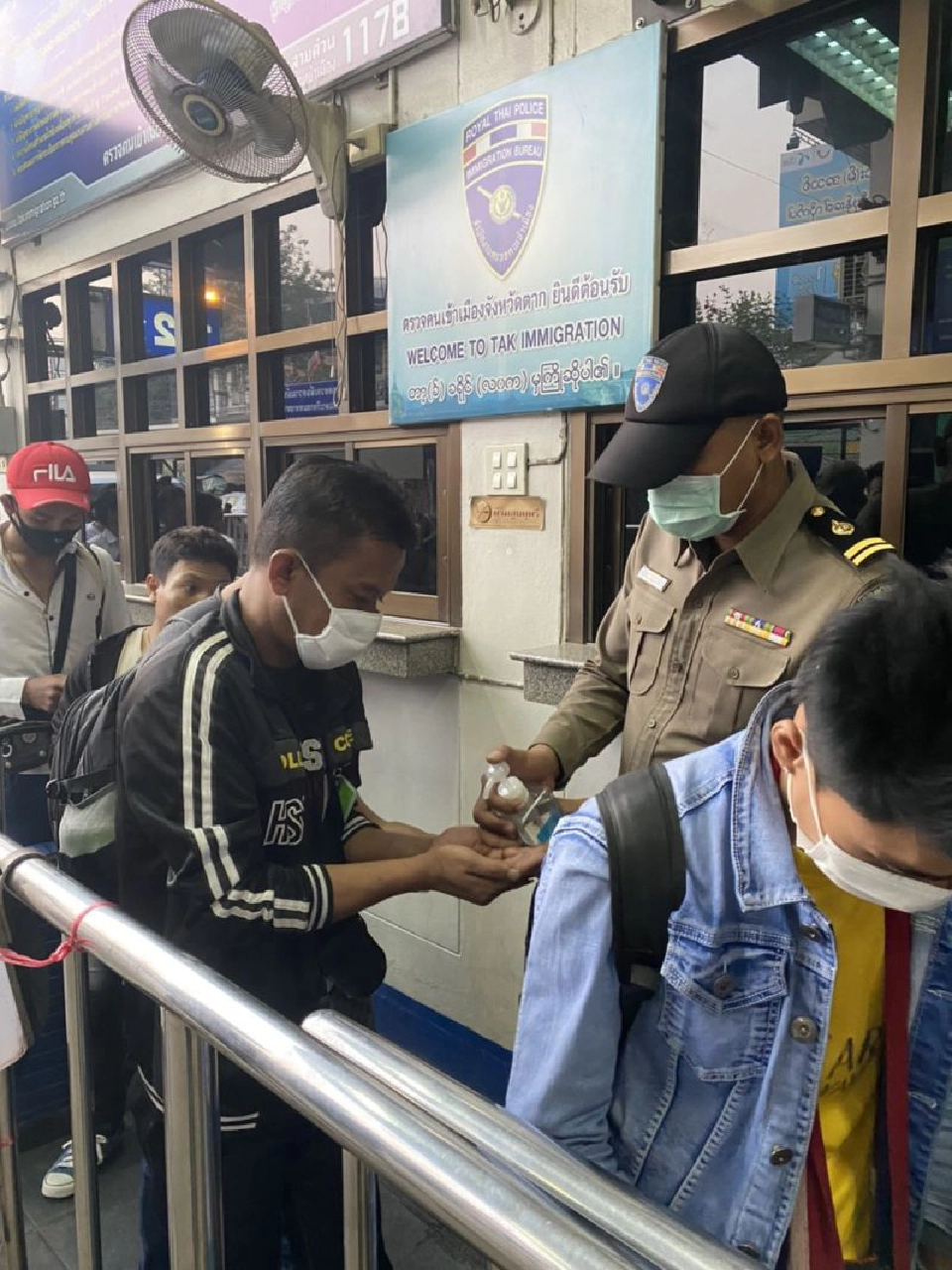 แรงงานเมียนมาทะลักกลับบ้านแน่นด่านแม่สอด