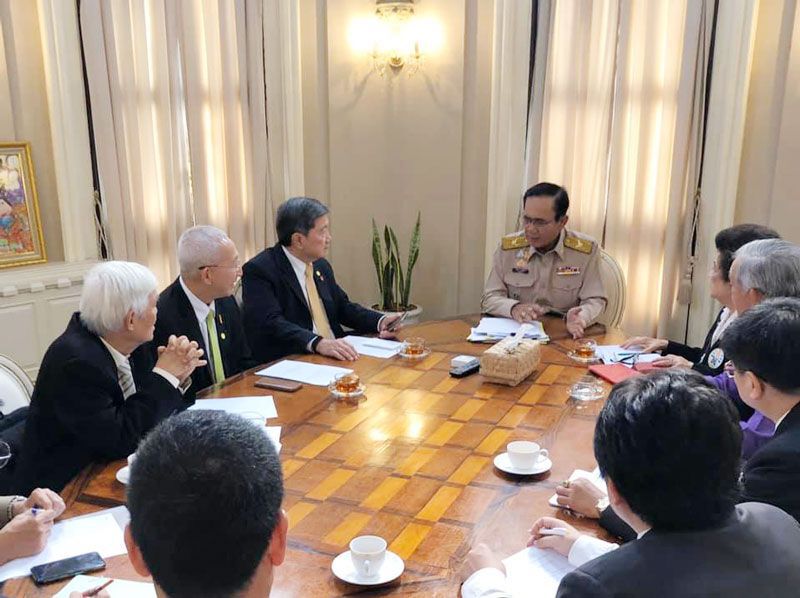 นายกฯประชุมร่วมกับอาจารย์แพทย์ผู้เชี่ยวชาญ
