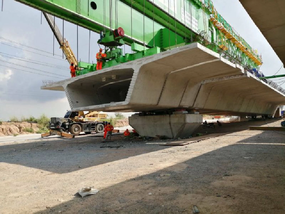   สะพานข้ามแยกนิคมอุตฯ บ่อวิน คืบหน้า 68 % คาดแล้วเสร็จ ก.ย.63นี้