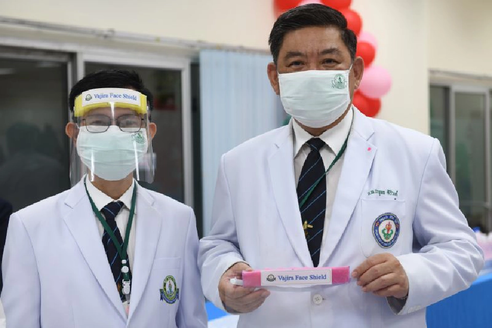“วชิรพยาบาล” มอบหน้ากากพลาสติกแฮนด์เมด ให้สื่อฯลดเสี่ยงติดเชื้อ