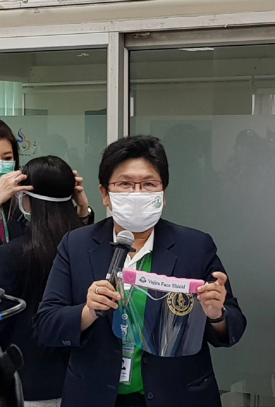 “วชิรพยาบาล” มอบหน้ากากพลาสติกแฮนด์เมด ให้สื่อฯลดเสี่ยงติดเชื้อ