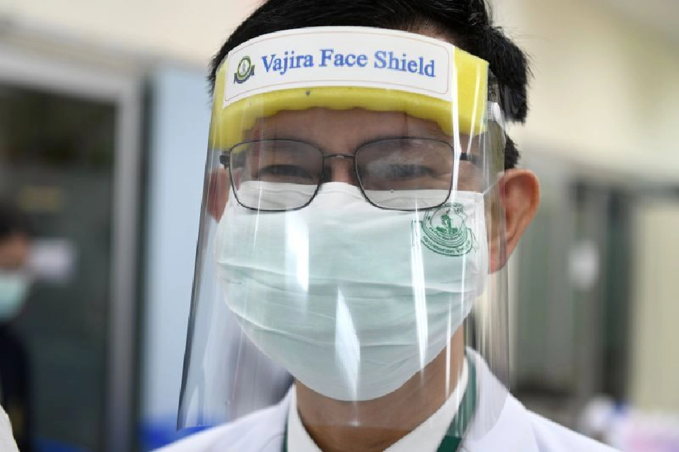 “วชิรพยาบาล” มอบหน้ากากพลาสติกแฮนด์เมด ให้สื่อฯลดเสี่ยงติดเชื้อ