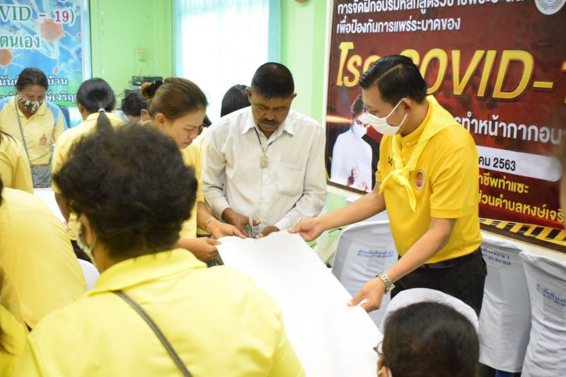 อบต.หงษ์เจริญ ร่วมกับ วิทยาลัยการอาชีพท่าแซะ จัดอบรมการทำหน้ากากอนามัย