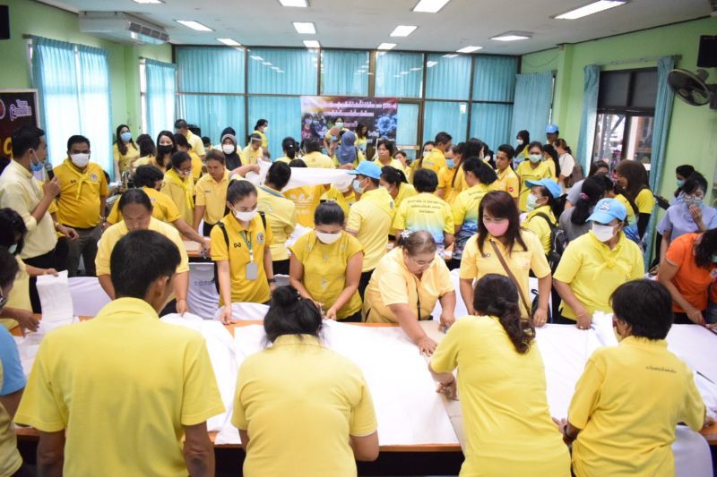 อบต.หงษ์เจริญ ร่วมกับ วิทยาลัยการอาชีพท่าแซะ จัดอบรมการทำหน้ากากอนามัย