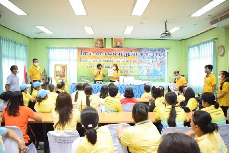 อบต.หงษ์เจริญ ร่วมกับ วิทยาลัยการอาชีพท่าแซะ จัดอบรมการทำหน้ากากอนามัย