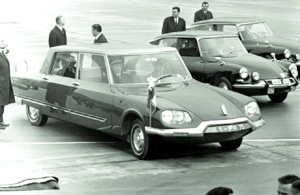 ราคาของความยาว : Citroen DS Chapron Presidential Limousine