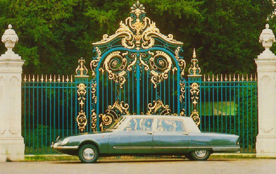 ราคาของความยาว : Citroen DS Chapron Presidential Limousine
