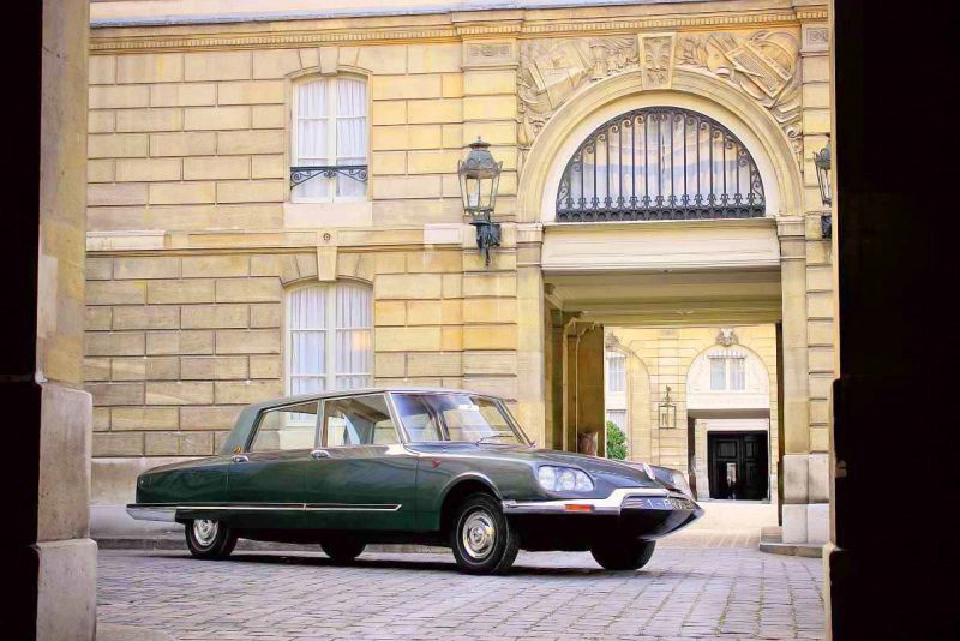 ราคาของความยาว : Citroen DS Chapron Presidential Limousine