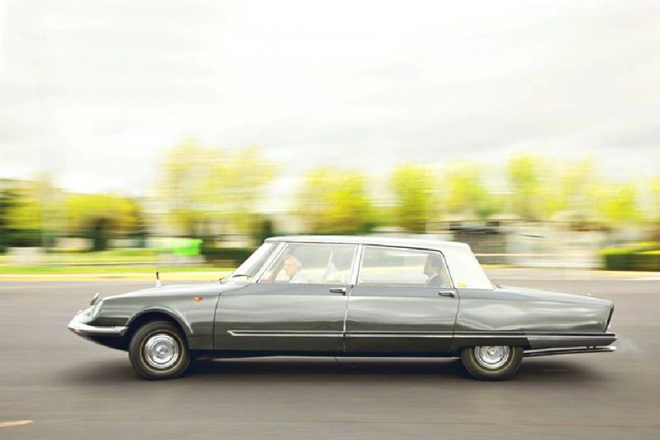 ราคาของความยาว : Citroen DS Chapron Presidential Limousine